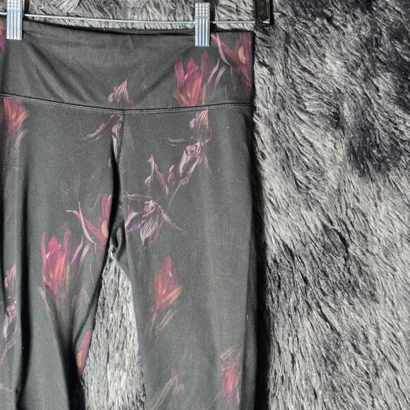 Lululemon Women’s Floral Capri Crop Leggings Black Pink Estimated Size 4 - Picture 3 of 9
